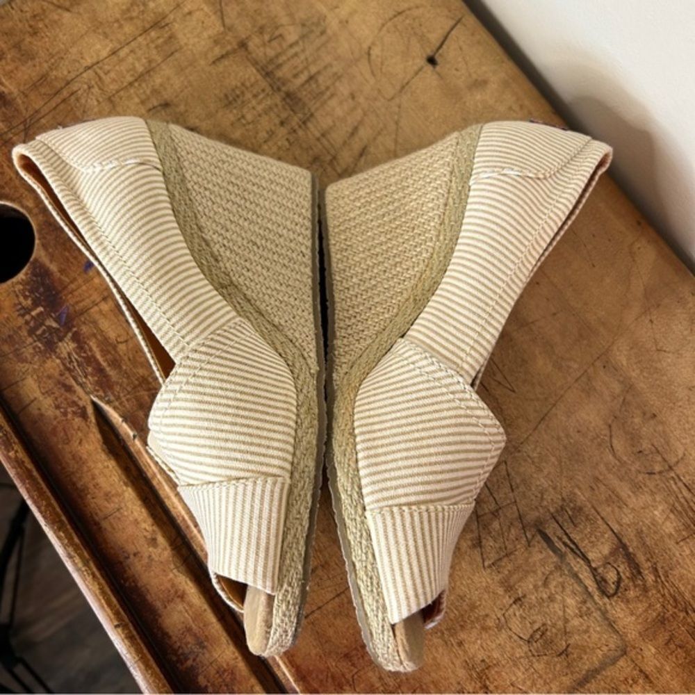 Bobs Weave High Heel Peep Toe Wedges Cream Tan Stripes 3.5 in Heel Women's 10